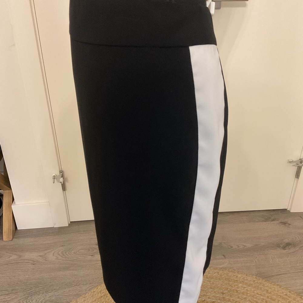 **Kenneth Cole Reaction Black with Wide White striped Pencil Skirt .